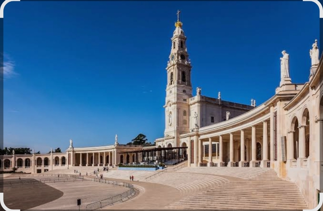 Fátima, Batalha, Nazaré & Óbidos Private Day Tour — private tour in Portugal with a local driver-guide